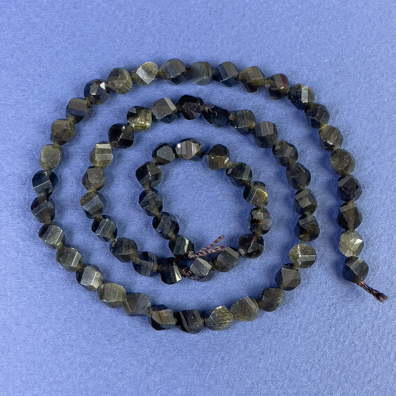 Mărgele pe șnur – obsidian solar, formă romb, 6×5 mm, lungime 39 cm