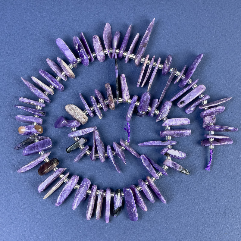 Perle din charoit – cioburi 15–19×2–6 mm, +- cu mărgele pe fir, lungime 40 cm+