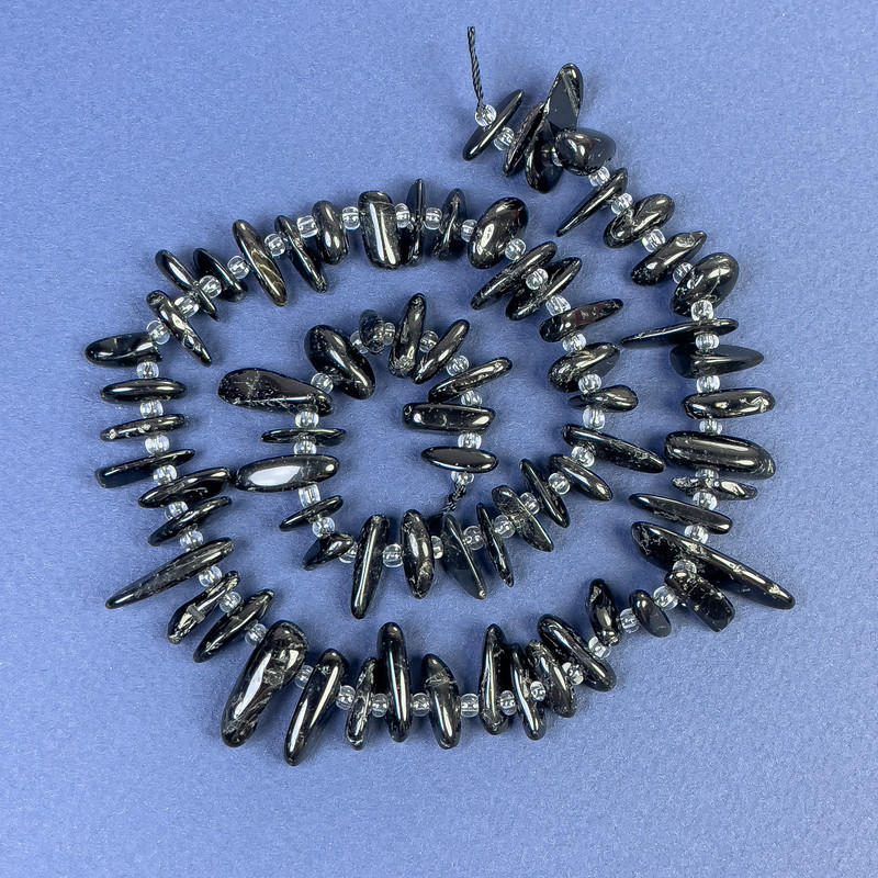 Mărgele din agat – fragmente 11–22×2–4 mm, pe șnur, lungime 40 cm+