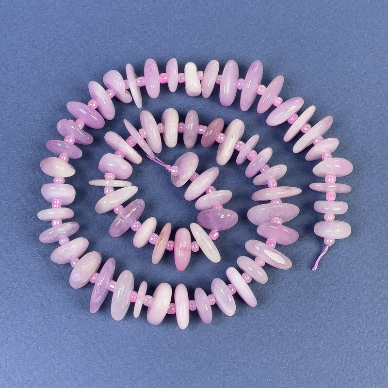 Mărgele din kunzit – cioburi 12–16×2,5 mm, cu mărgele pe fir, lungime 40 cm