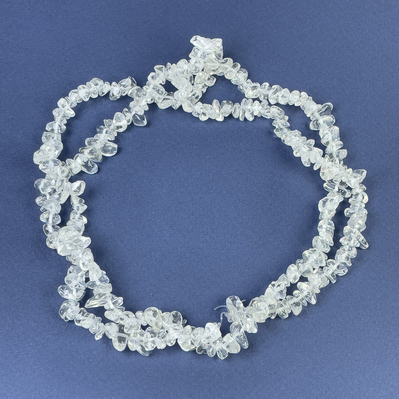 Mărgele din cristal de munte – fragmente 6-12×2-4 mm, pe șnur, lungime 80 cm+