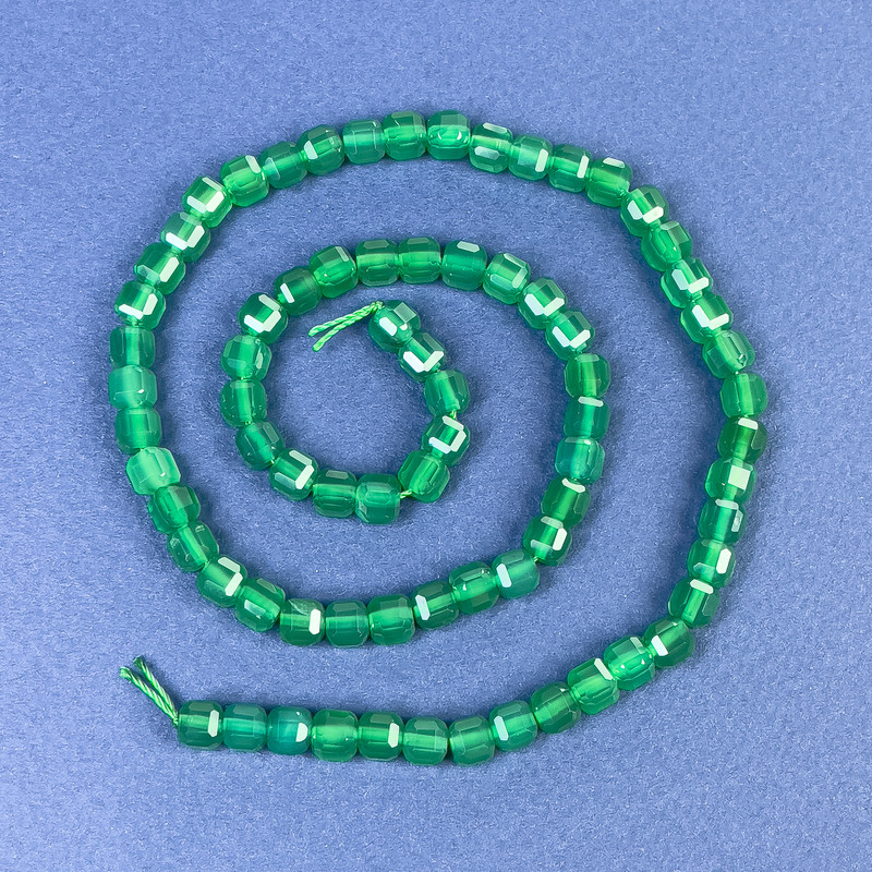 Mărgele de chrysoprază tăiate, cub cu fațete, 5×5 mm, pe șnur, lungime 38 cm+
