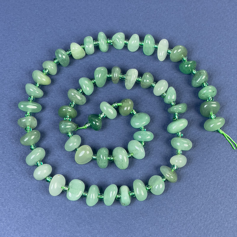 Mărgele din nefrit tăiate, cu bobite de sticlă 10-12x6 mm +/- pe șnur, lungime 43 cm