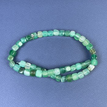 Mărgele din agată cubice 7x7 mm +/- pe șnur