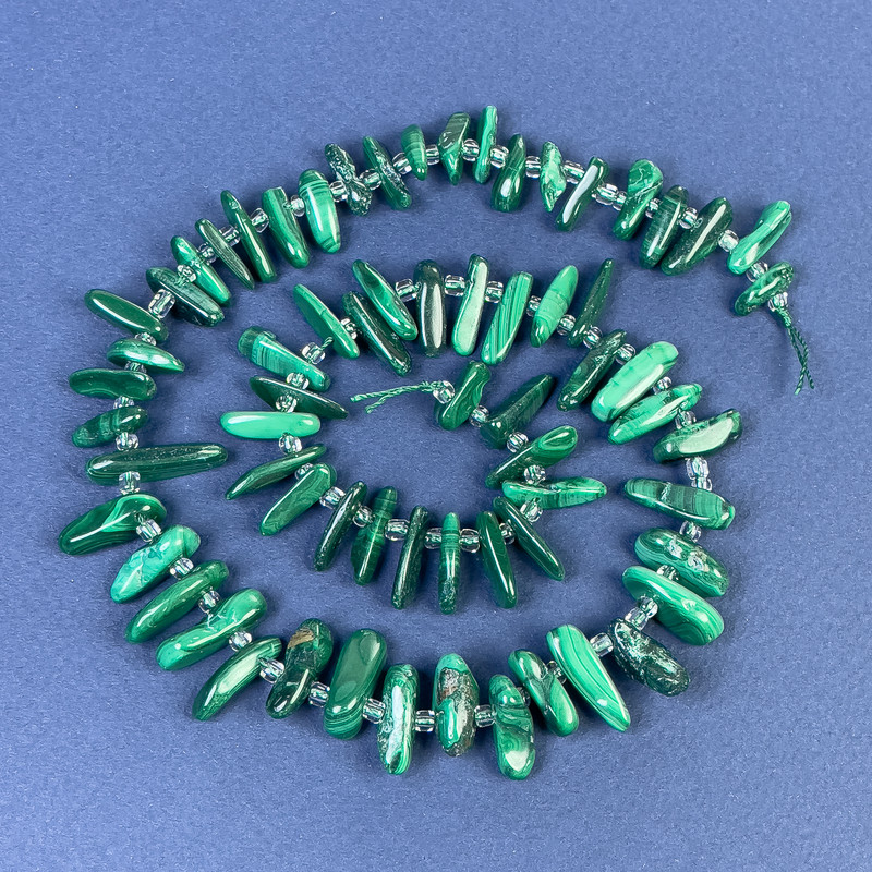 Malahit în formă de cioburi, mărgele 16×5 mm, cu mărgele de 3 mm, pe șnur, lungime 40 cm