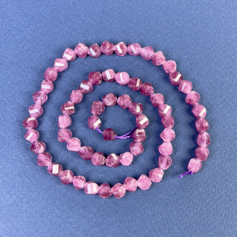 Mărgele din turmalin, tăiate în formă de romb, 5x6 mm +/- pe șnur, lungime 38 cm