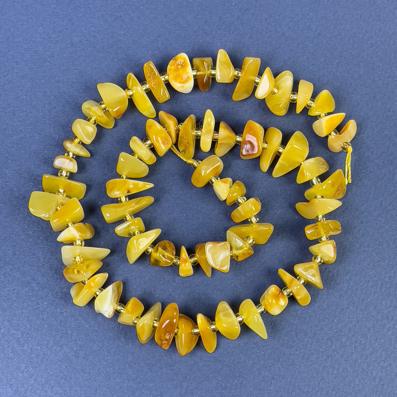 Mărgele din chihlimbar – cioburi 9-14×3-6 mm, cu mărgele de 3 mm, pe șnur, lungime 38 cm