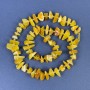 Mărgele din chihlimbar – cioburi 9-14×3-6 mm, cu mărgele de 3 mm, pe șnur, lungime 38 cm
