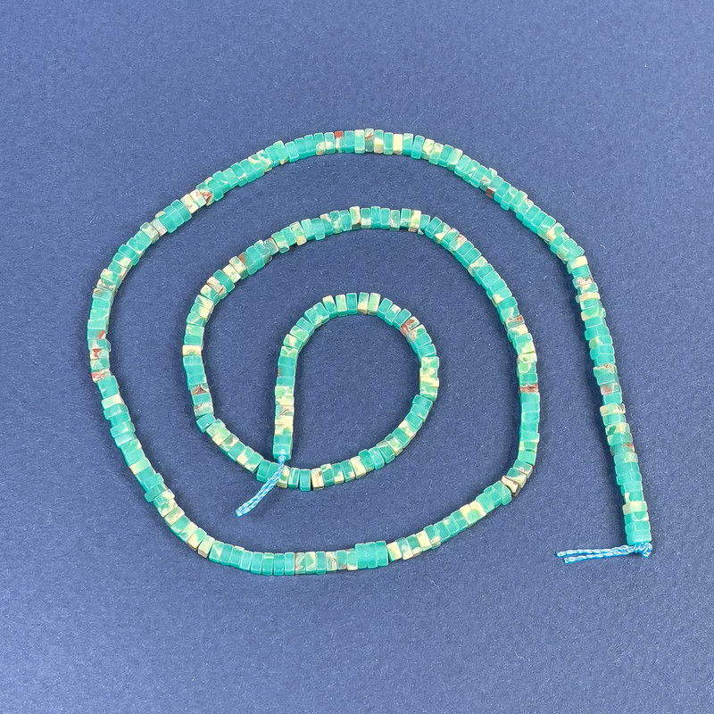 Mărgele de varizit – rondel pătrat 2,5x1 mm+, pe șnur, lungime 39 cm+
