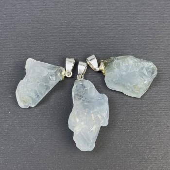 Pandantiv cu acvamarin brut, dimensiuni variabile 31×16–37–18 mm, metal argintiu