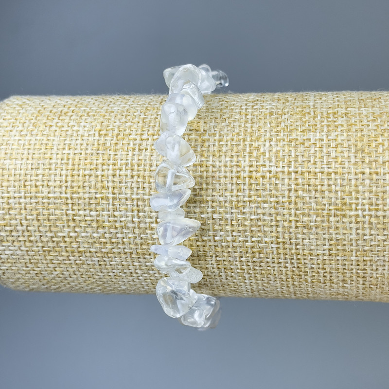 Brățară din cristal și opalit (piatră lunară sintetică), fragmente de 6–8 mm, lungime 18 cm, bandă elastică