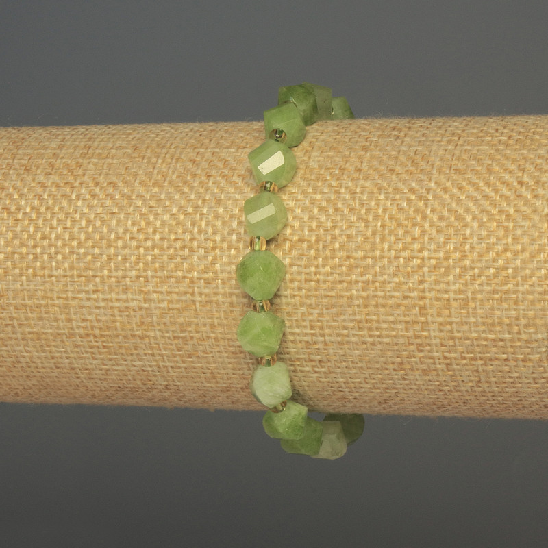 Brățară din crizolit și olivin, rombi facetate, diametru aproximativ 7,5×6 mm, cu mărgele de 3 mm, lungime 18 cm, bandă elastică