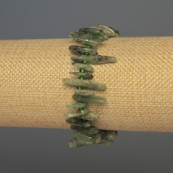 Brățară din kunzit – fragmente mici în formă de ace, diametru 10-20×3-5 mm ± cu mărgele, lungime 18 cm ± pe bază elastică