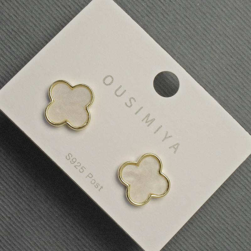 Cercei stud cu trifoi cu patru foi, 12 mm ±, culoare sidefată, metal auriu