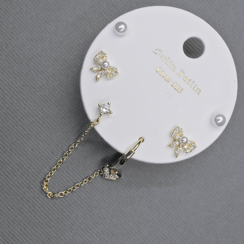 Cercei stud cu caf pe lobulul urechii, metal auriu, cristale albe