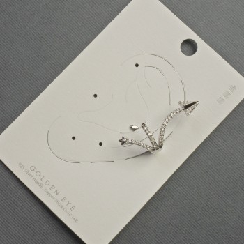 Cercei caf pentru ureche, din metal argintiu, lungime aproximativă 35 mm, cu cristale albe.