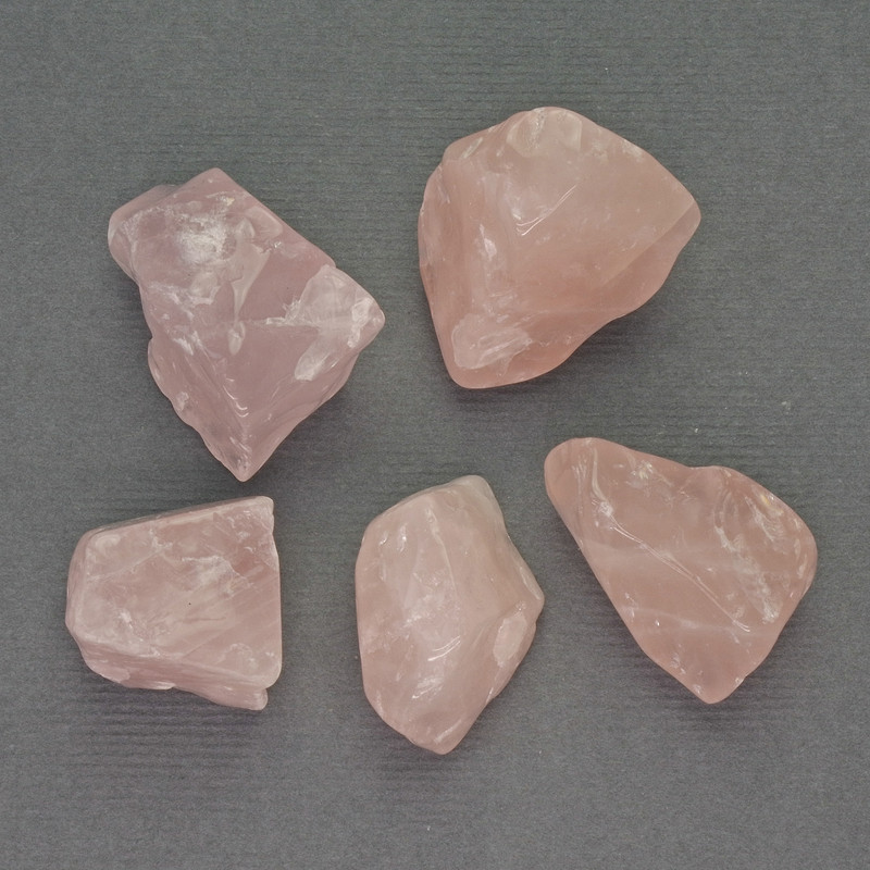 Cuart roz – fragmente naturale prelucrate, fără gaură 25-30×16-22 mm +/- (la 100 g +/-)