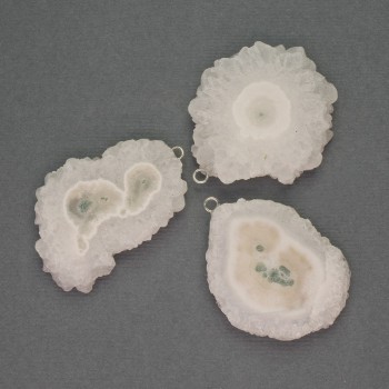 Pandantiv din agată – felie cu druza, 29×34 mm, lungime ~37 mm, asortat, metal argintiu