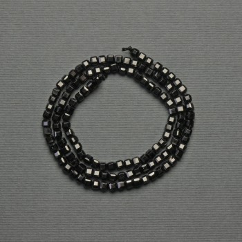 Mărgele de turmalin tăiate cuburi de 3 mm, pe șnur, lungime 40 cm