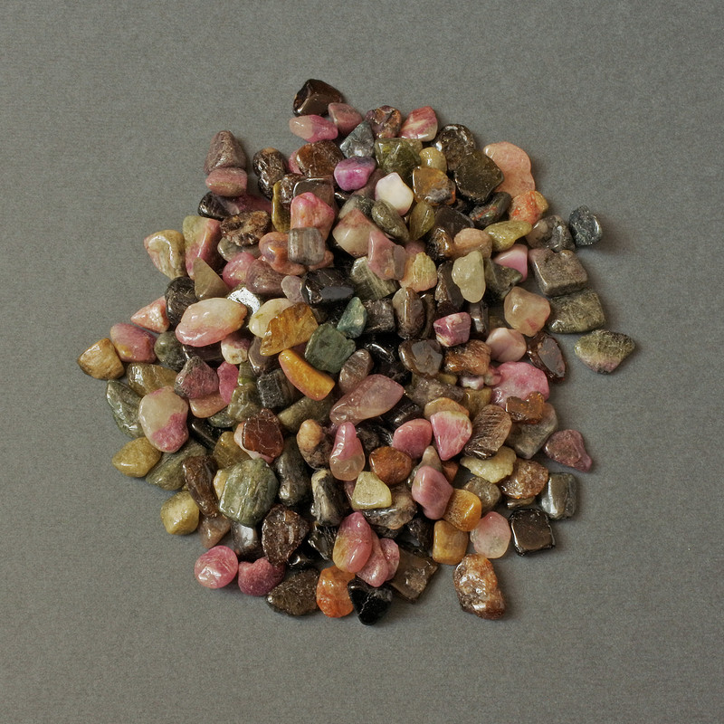 Piatră naturală de turmalină – cioburi fără gaură 7-12×6-8 mm ± (la 100 g ±)