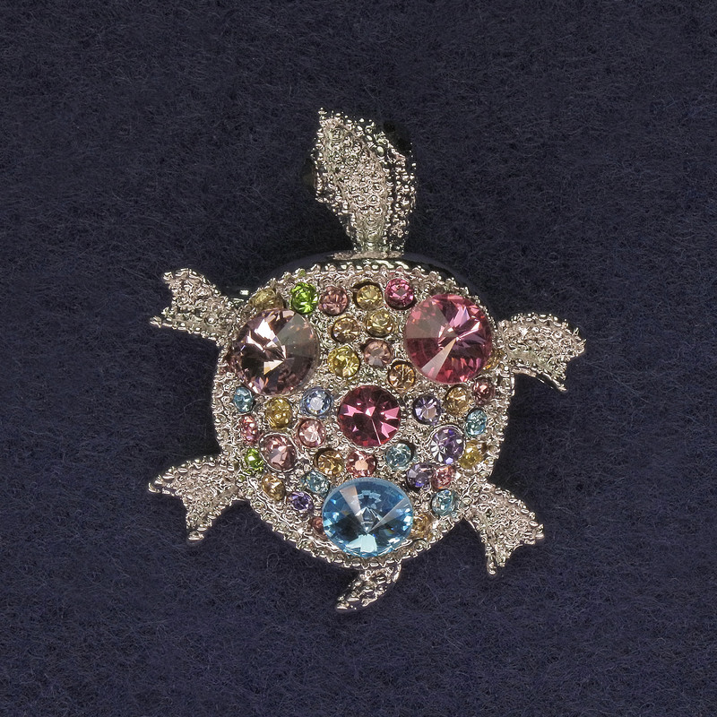 Broșă țestoasă, culoare argintie, cristale multicolore, metal argintiu, 36x31mm+