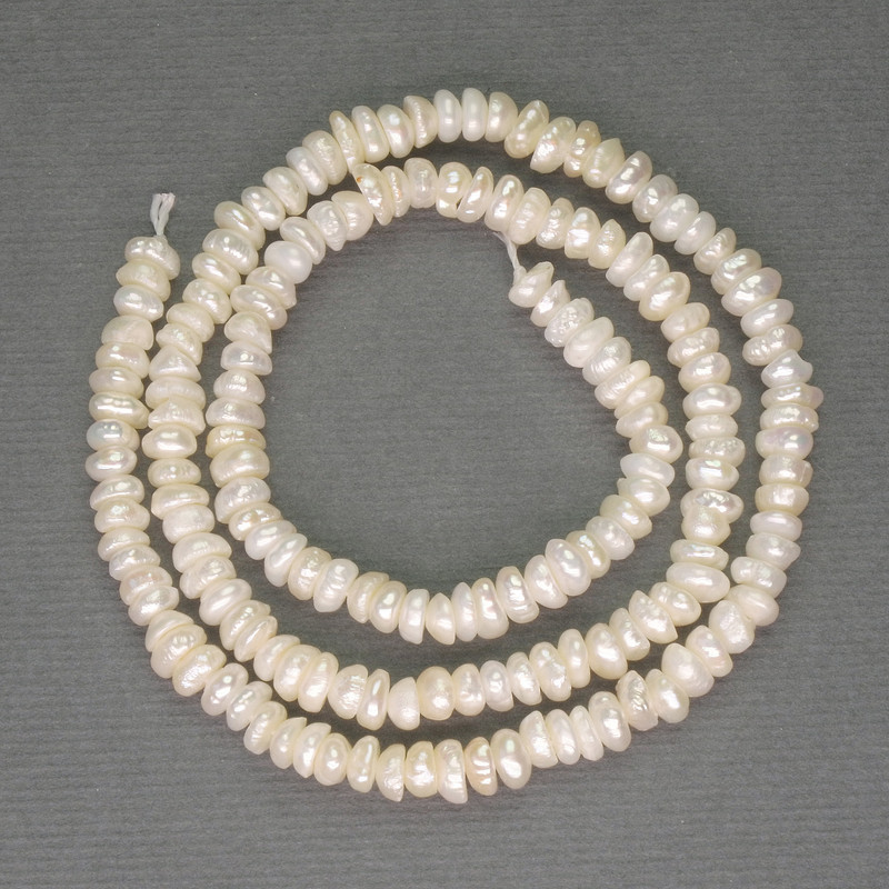 Perle albe de râu pe șnur, diametrul 2×4-4,5 mm, lungime 36 cm