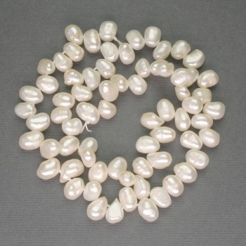 Perle albe de râu, ovale, pe șnur, diametrul aproximativ 7×7–9 mm, lungime 40 cm