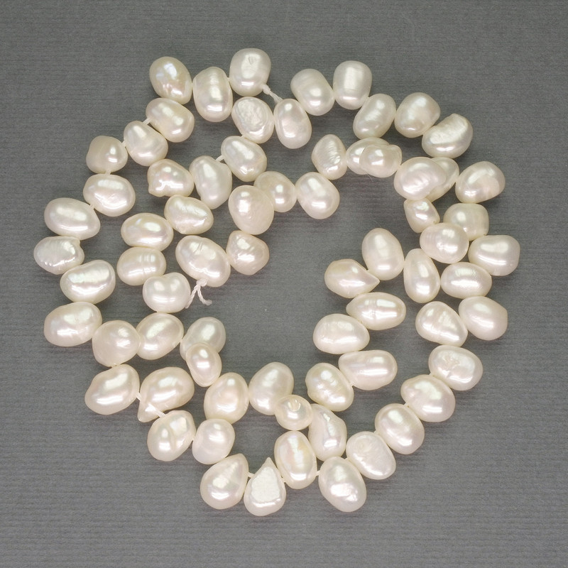 Perle albe de râu, ovale, pe șnur, diametrul aproximativ 7×7–9 mm, lungime 40 cm