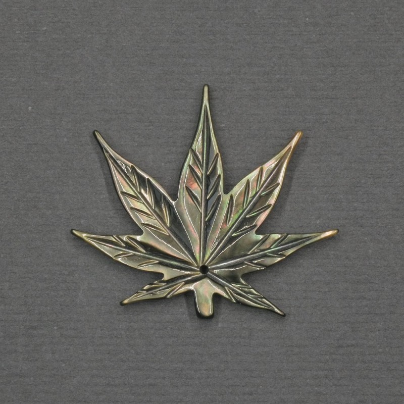 Pandantiv Frunză cu sidef verde 26×30×2 mm +- metal auriu