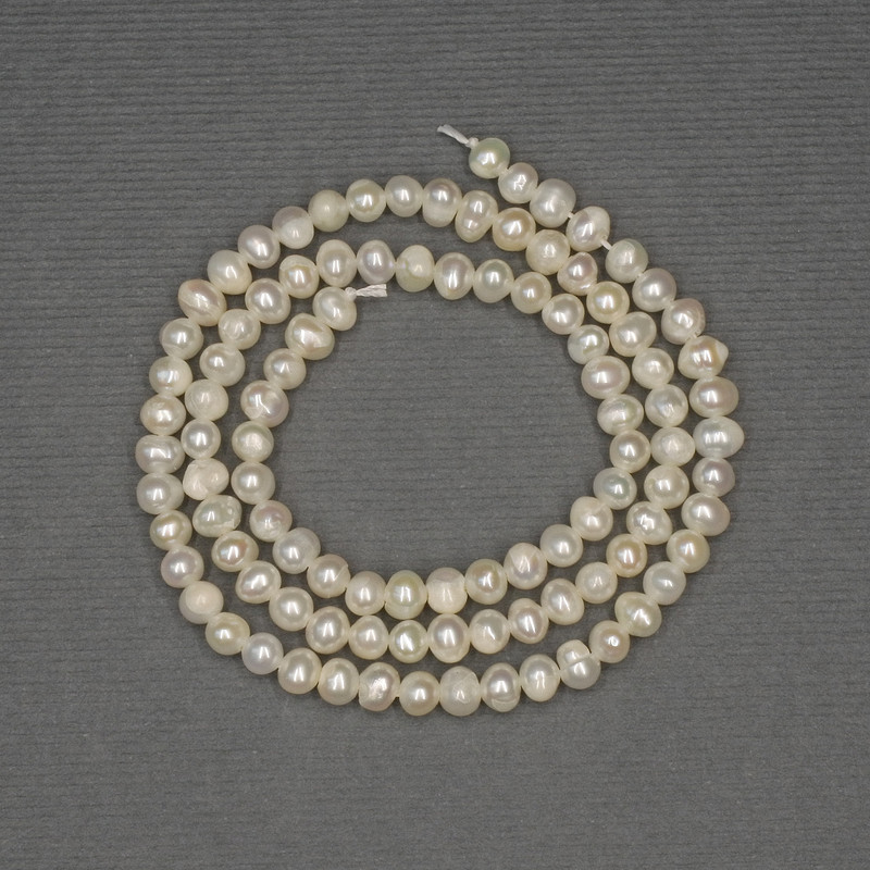 Perle albe de râu, ovale, pe șnur, diametrul 4x3,5 mm, +/- pe șnur, lungimea 36 cm+