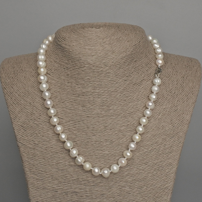 Colier din perle naturale de râu, de formă ovală, diametrul aproximativ 10 x 8 mm, lungime aproximativă 46 cm, cu închizătoare