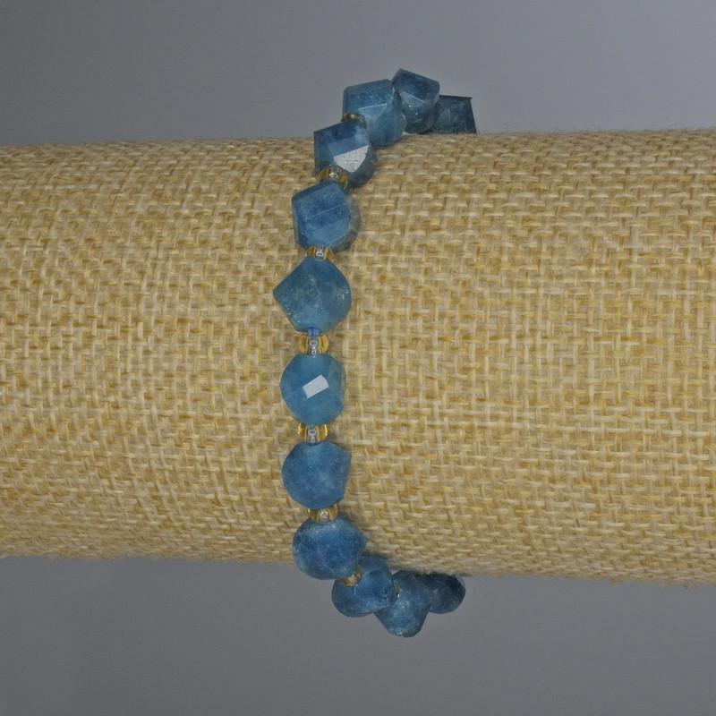 Brățară din apatit cu fațetare în formă de romb, diametrul 8x7 mm, cu mărgele de 3 mm, lungime 18 cm, pe elastic