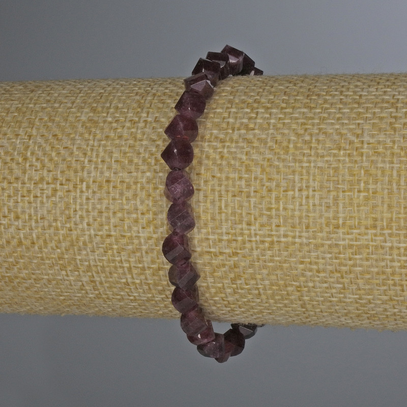 Brățară din turmalin tăiat cu fațete în formă de rombi, diametrul 6x5 mm, lungime 18 cm, pe bandă elastică
