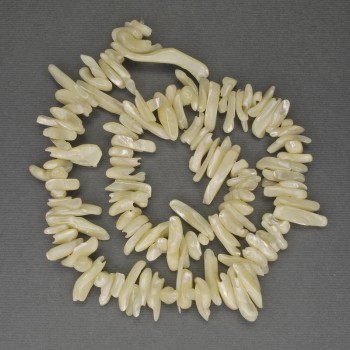 Mărgele de sidef, granule în formă de ac, diametrul 11–25×2–5 mm, lungime 40 cm, pe fir