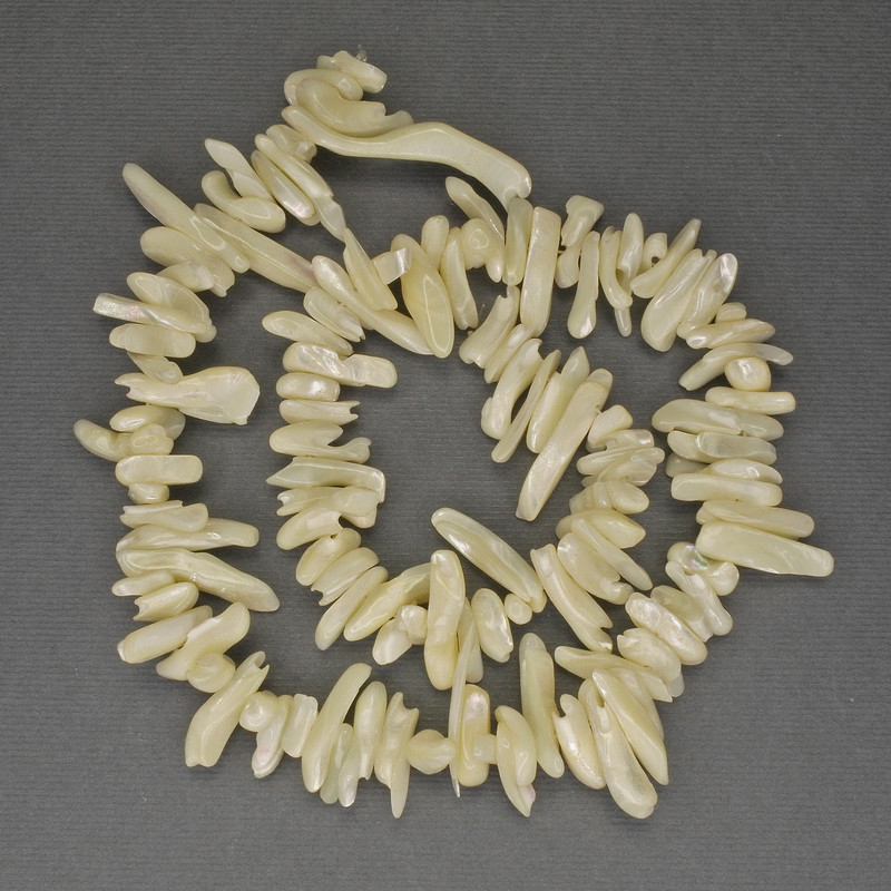 Mărgele de sidef, granule în formă de ac, diametrul 11–25×2–5 mm, lungime 40 cm, pe fir