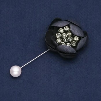 Broșă cu ac cu floare din țesătură «Bujor» cu strasuri, diametrul de 4 cm, lungimea de 9 cm