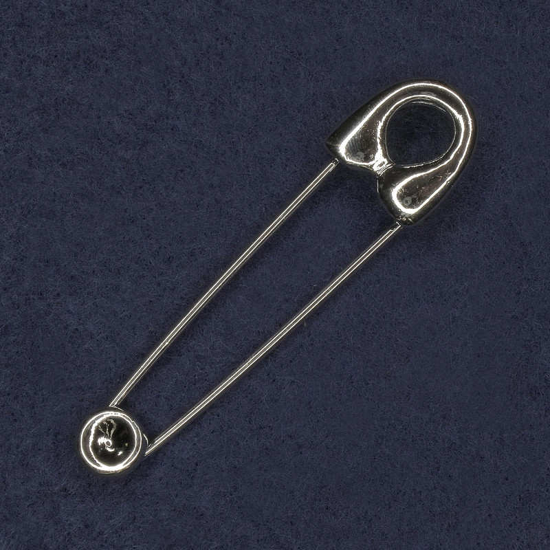Broșă cu ac din metal argintiu, 17×72 mm