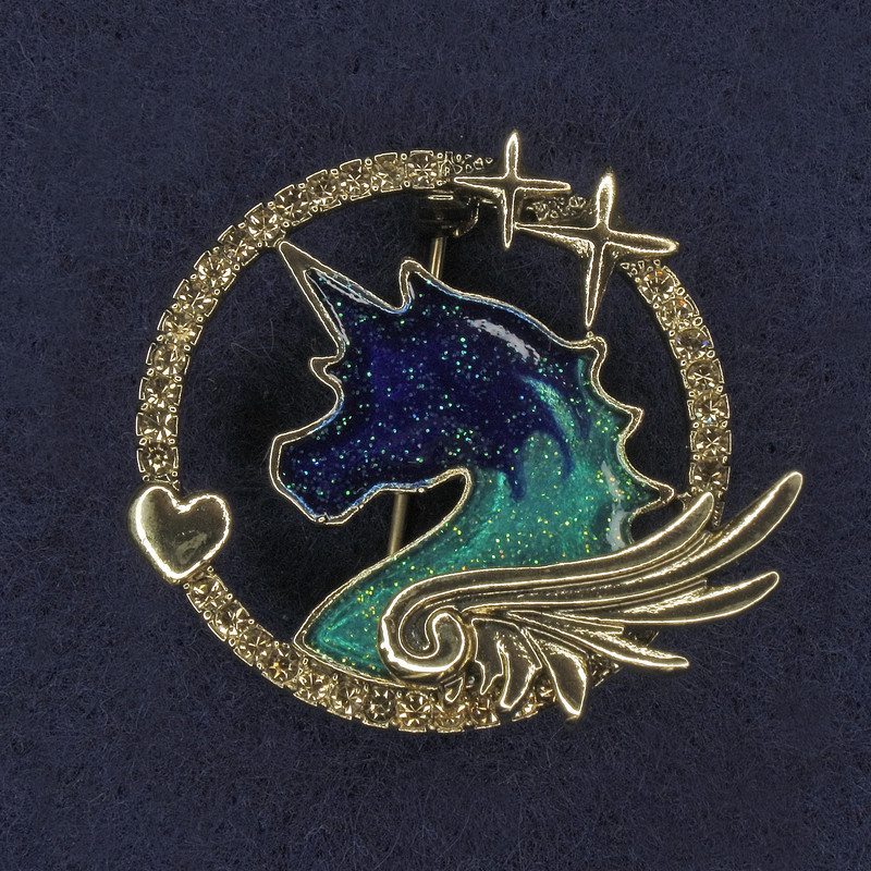 Broșă «Unicorn» cu cristale albe, email și metal auriu, 30×32 mm+