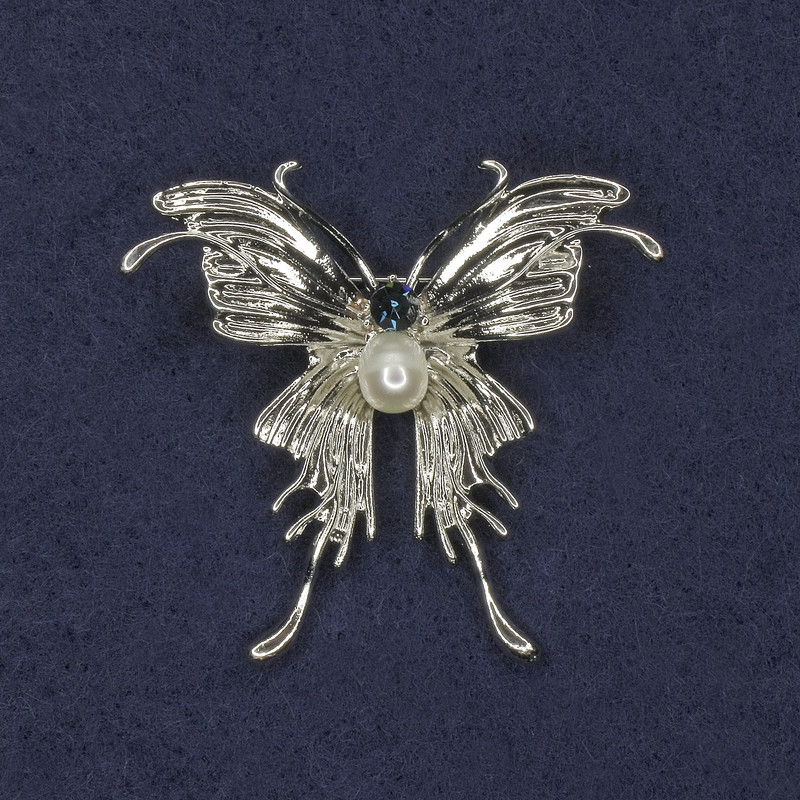 Broșă în formă de fluture, cu cristal albastru și perlă, metal argintiu, 40×44 mm+