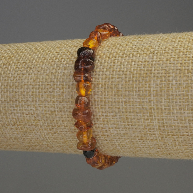 Brățară cu fragmente de chihlimbar, 7-9×5 mm, lungime 18 cm, elastică