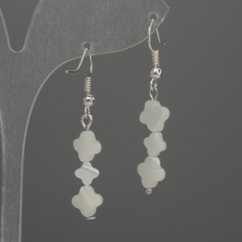 Cercei cu sidef în formă de trifoi, 6 mm +-, lungime 43 mm +-