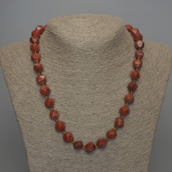 Colier din jasper roșu multifacetat, diametru aproximativ 12×10 mm, lungime 50 cm