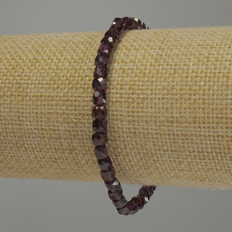 Brățară din granat, cuburi tăiate, diametrul 4,5×4 mm, lungime 18 cm, elastică