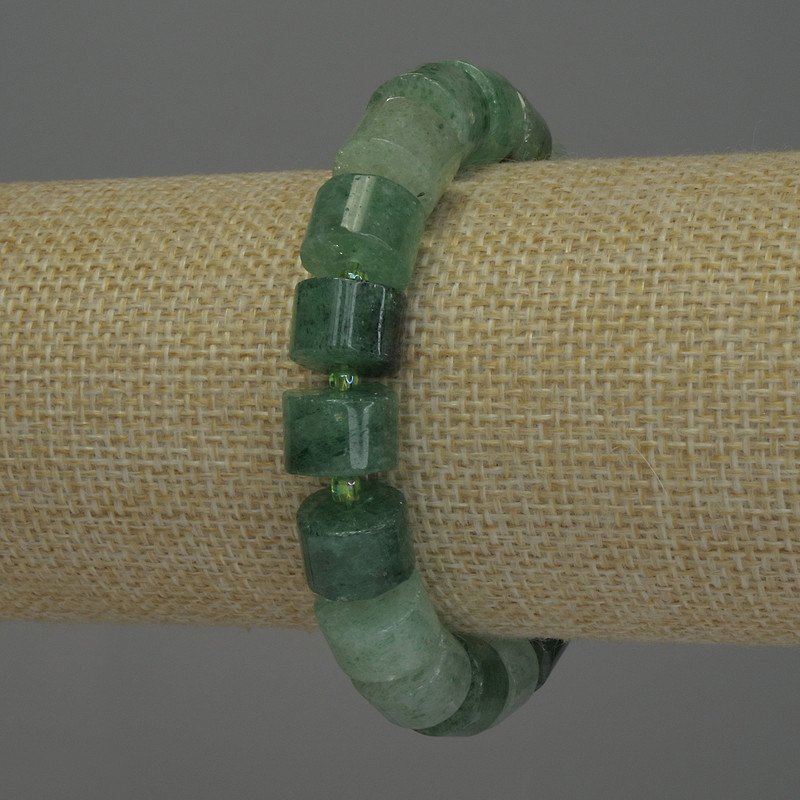 Brățară din nefrit în formă cilindrică, diametrul aproximativ 8×11 mm, mărgele de 3 mm, lungime aproximativă 18 cm, cu bandă elastică
