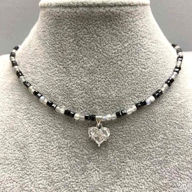 Choker din turmalin și labradorit, cub facetat de 3 mm ±, cu pandantiv inimă de 12 mm ±, lungime 38 cm ±, cu închizătoare și lanț de prelungire