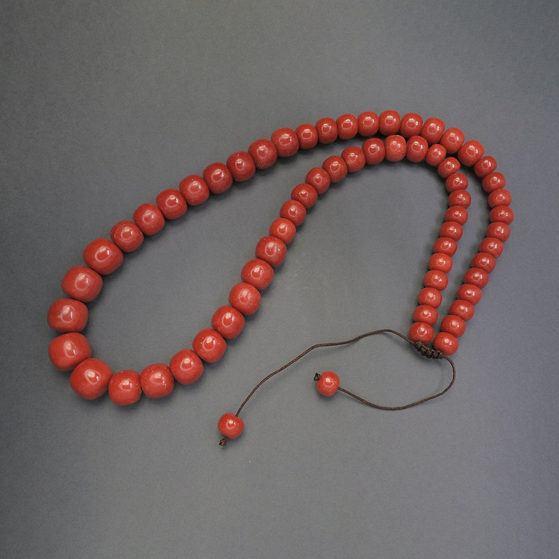 Colier din coral artificial, rondel neted, diametru 10–16 mm, în creștere spre centru, lungime 66 cm, șnur reglabil