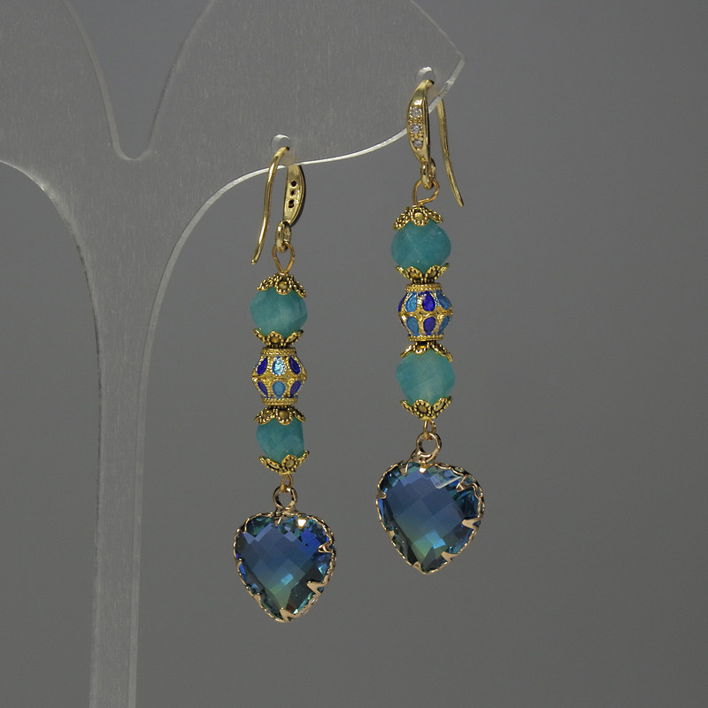 Cercei din acvamarin facetat în formă de romb, diametrul aproximativ 7×5 mm, cloisonné 7 mm, cristal în montură de 12 mm, lungime aproximativă 50 mm