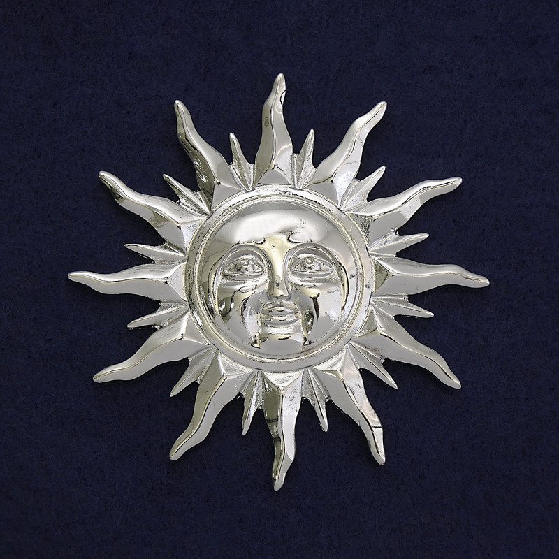 Broșă «Soarele» – metal argintiu, 68 mm ±, pe magnet