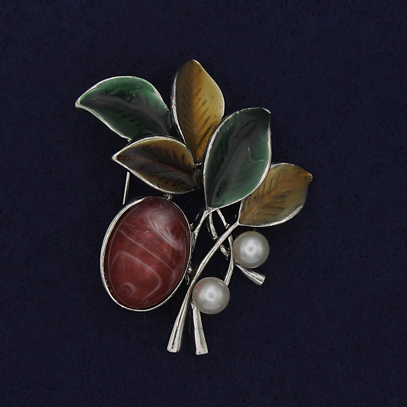 Broșă în formă de ramură cu cabochon și perle, email colorat, metal argintiu 48x40 mm+