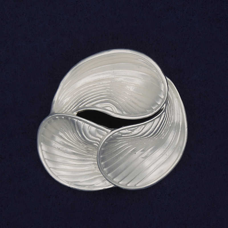 Brosă Accent, culoare alb-perlat, metal argintiu, 44 mm+
